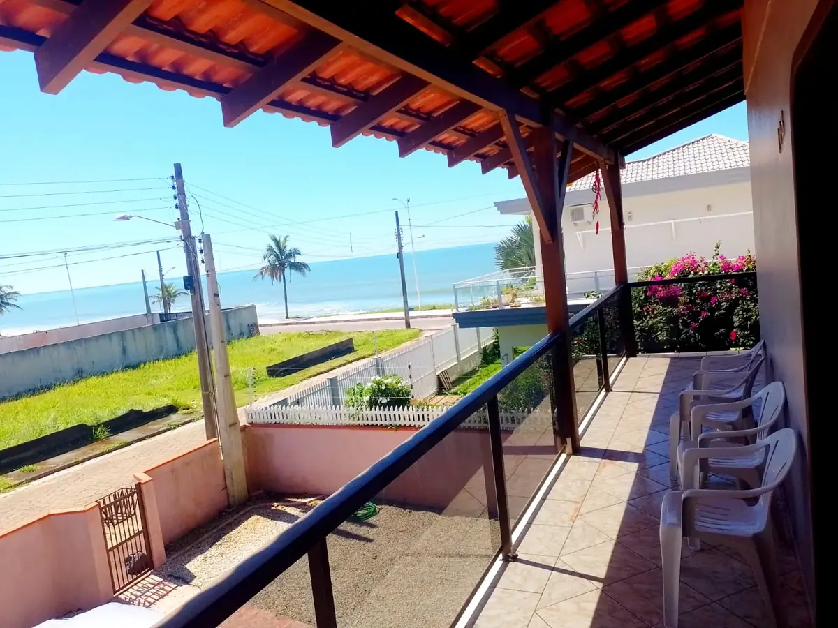 Varanda de convivência com vista para a praia