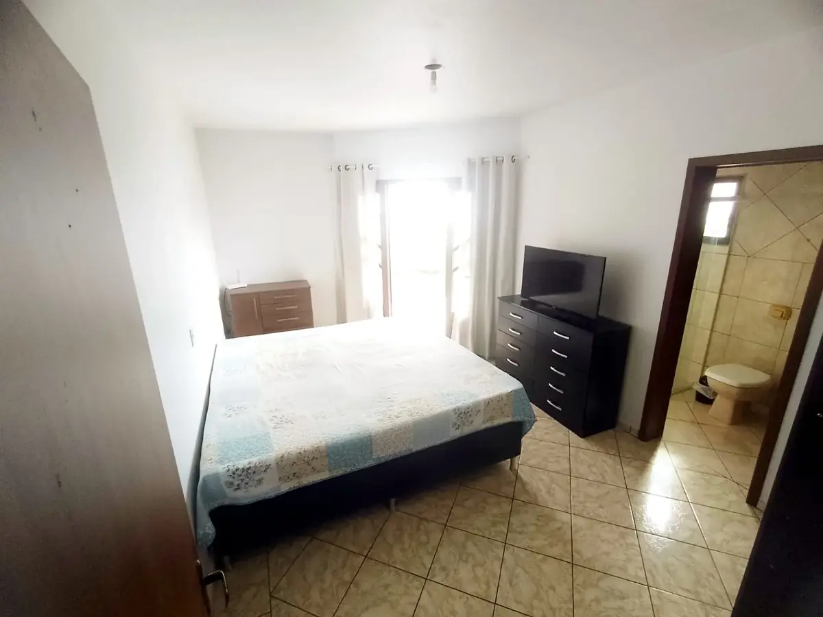 Quarto simples e bem iluminado