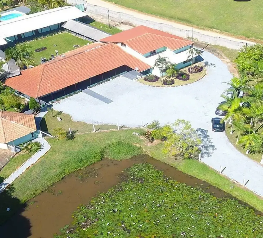 Vista aérea de uma propriedade com área verde