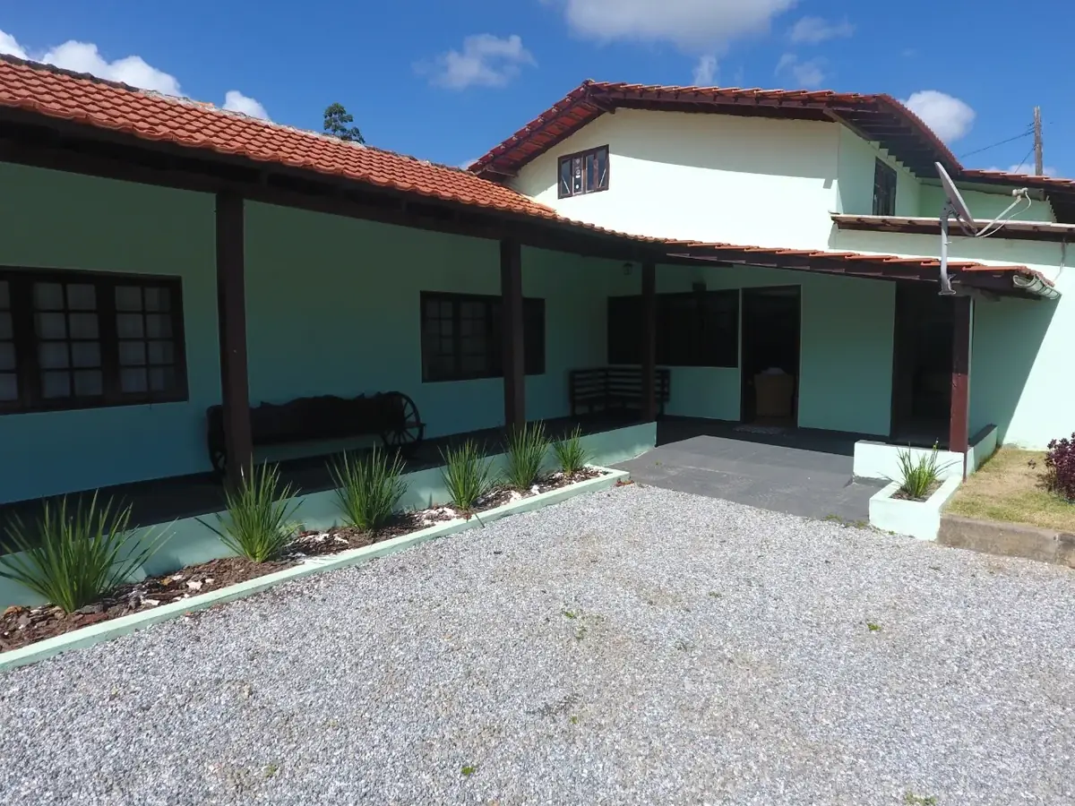 Fachada de uma casa térrea com jardim